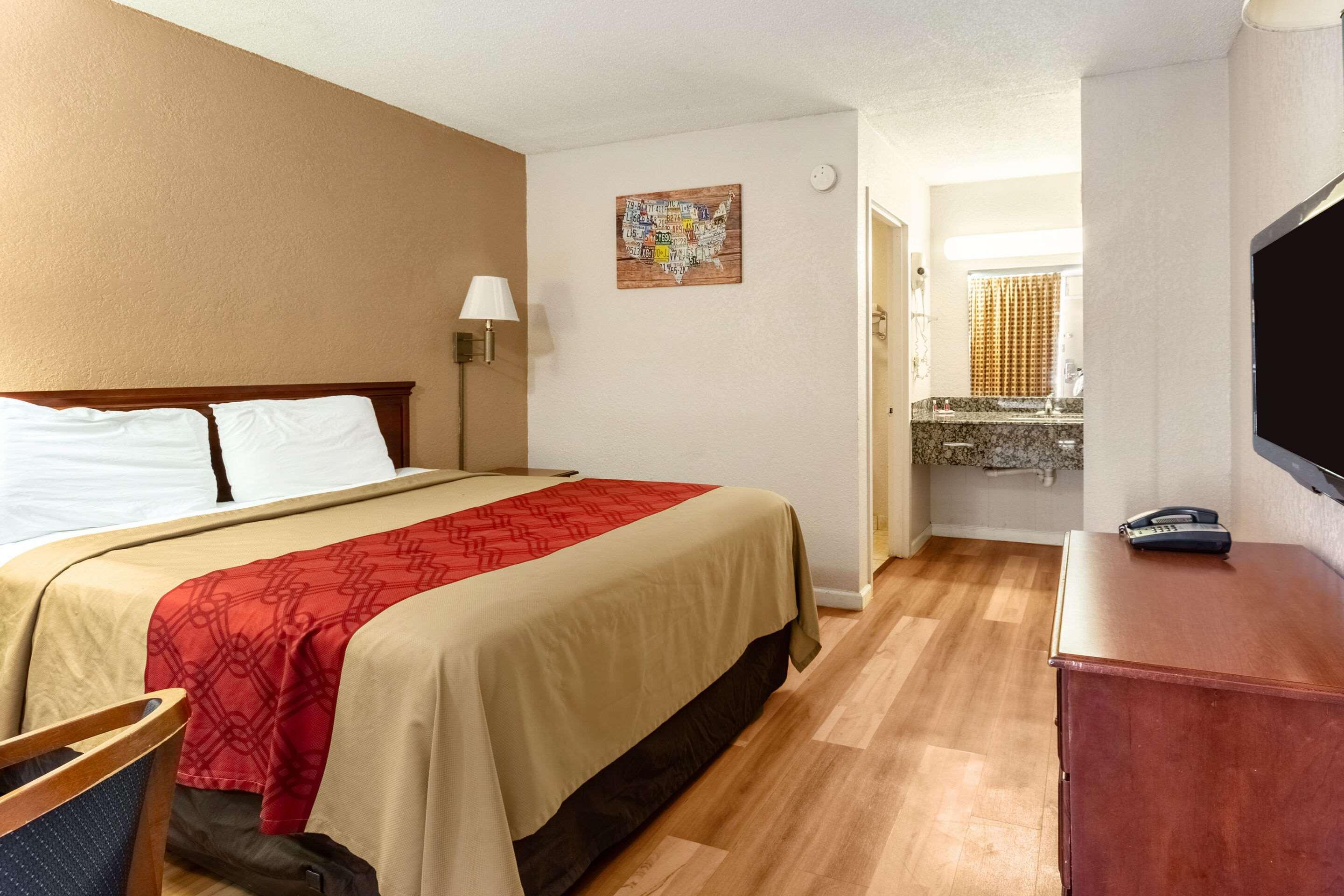 Econo Lodge Inn & Suites Near Bricktown Оклахома-Сити Экстерьер фото