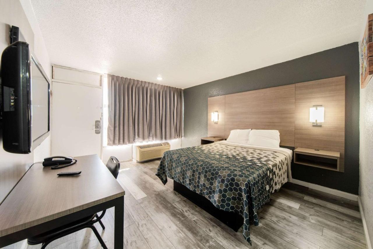Econo Lodge Inn & Suites Near Bricktown Оклахома-Сити Экстерьер фото